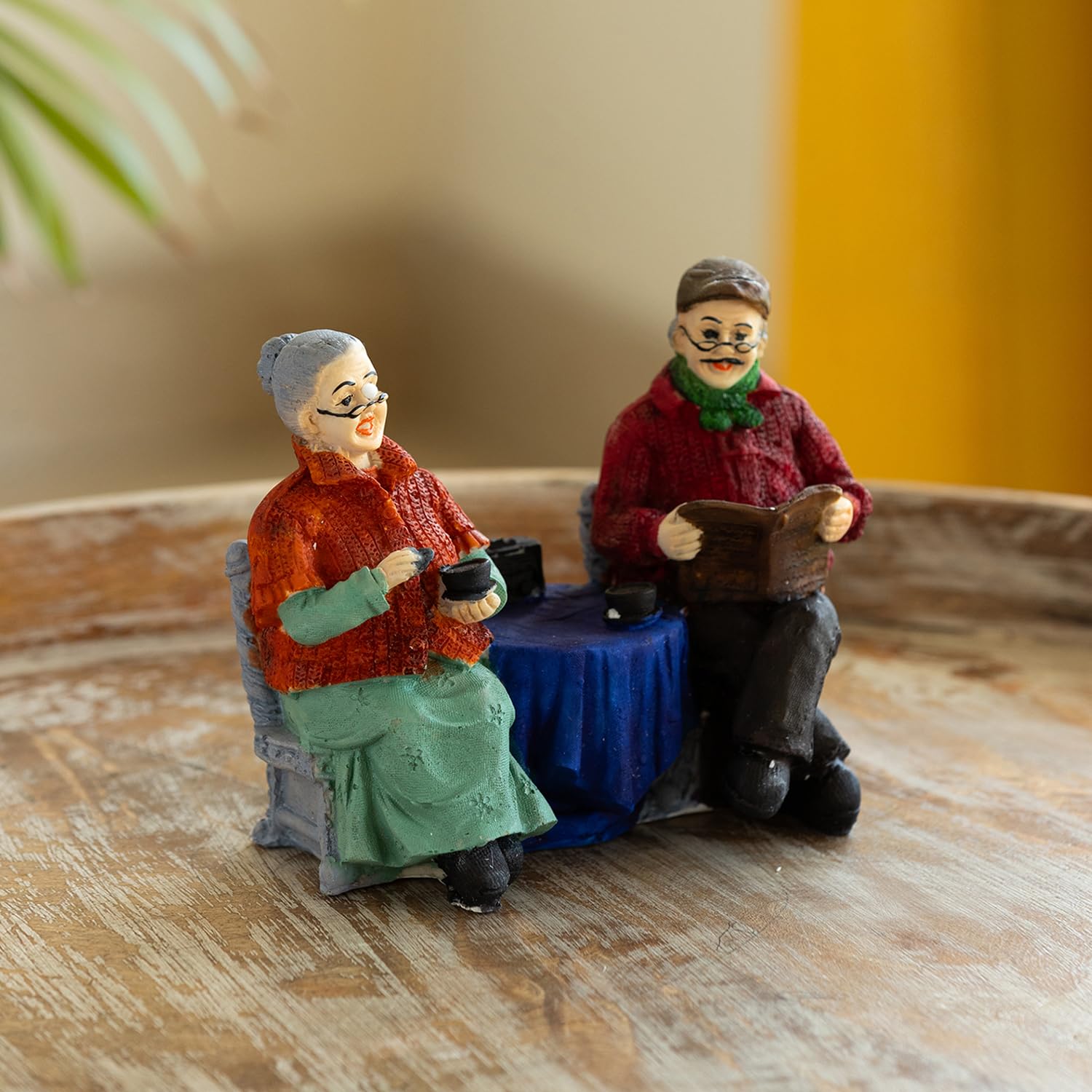 ExclusiveLane 'Italian Chit-Chatting Old Couple' Decorative Couple Showpiece for Home Décor (Resin, 6.7 Inches) |Showpiece for Living Room Showpiece for Gift for Husband Wife Grandparent Couple Statue